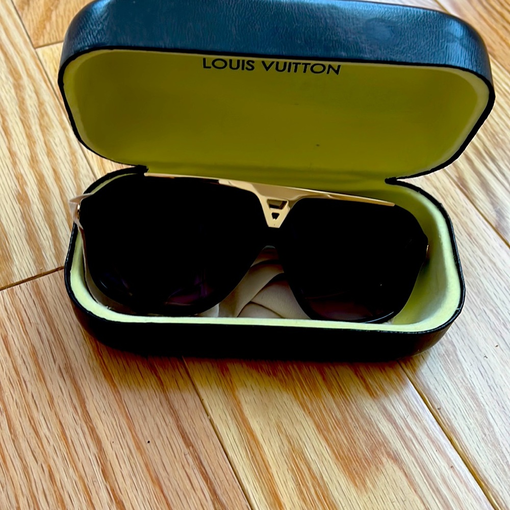 Sunglasses (NOT AUTHENTIC)